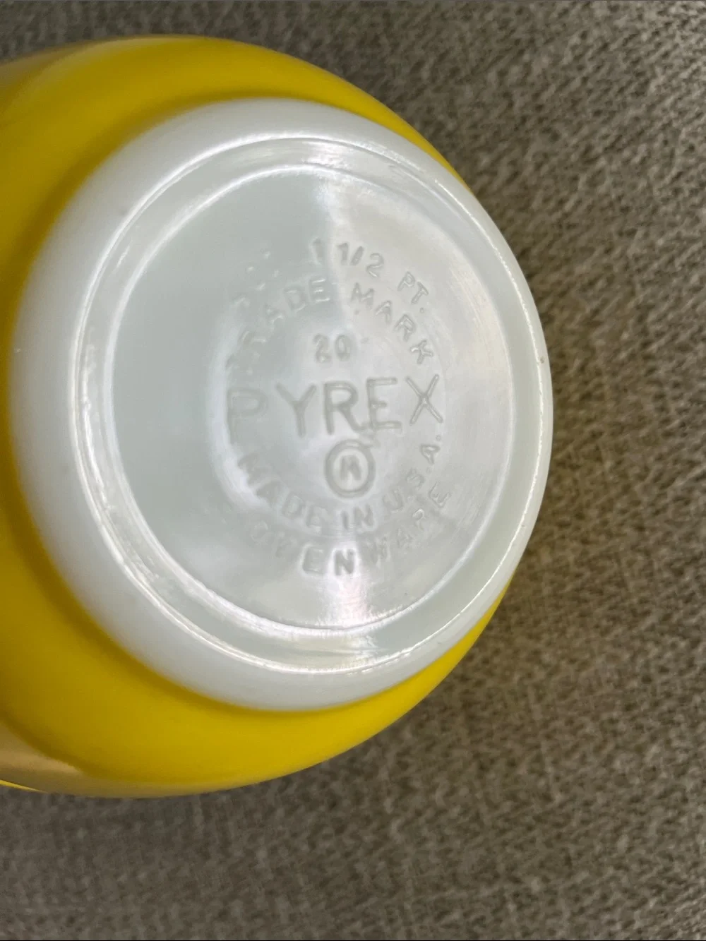 Vintage Pyrex yellow nesting bowl 1.5 PT number 401 like new condition
